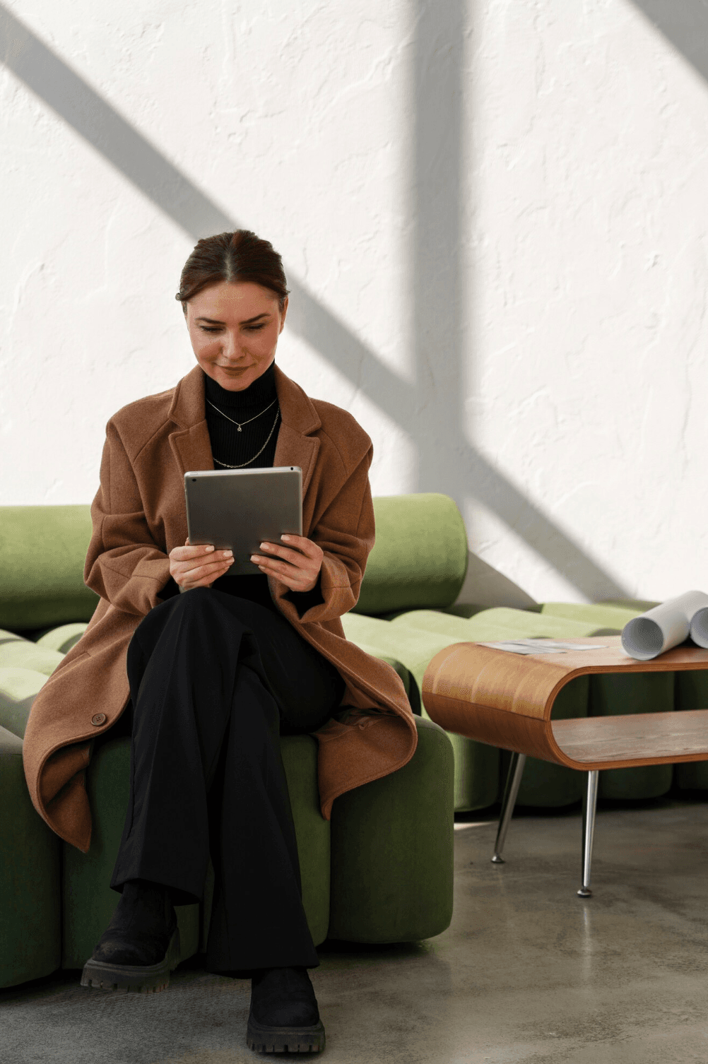 Graphiste consultant une tablette dans son studio